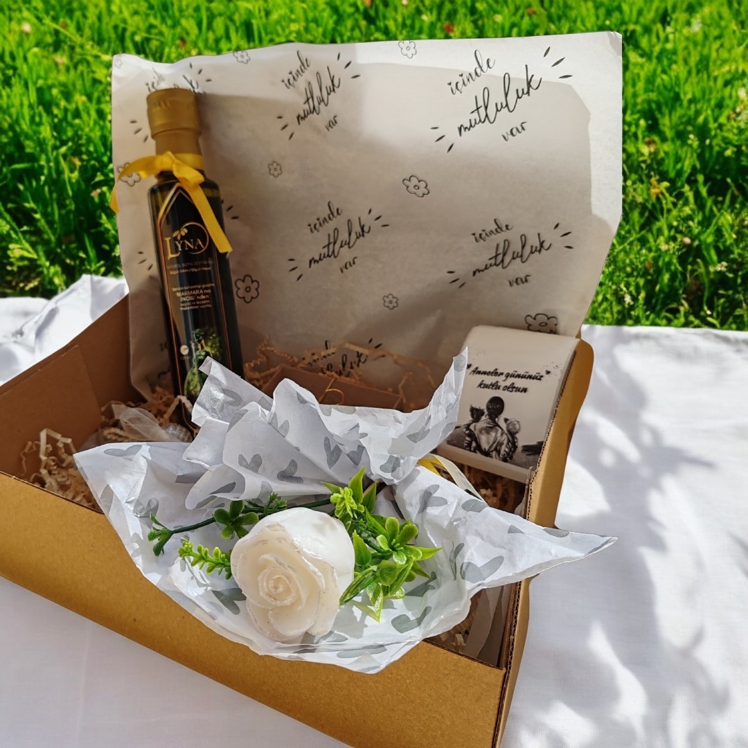 ANNELER GÜNÜNE ÖZEL SET- (KOLONYA-MUM- SABUN-ZEYTİNYAĞI)