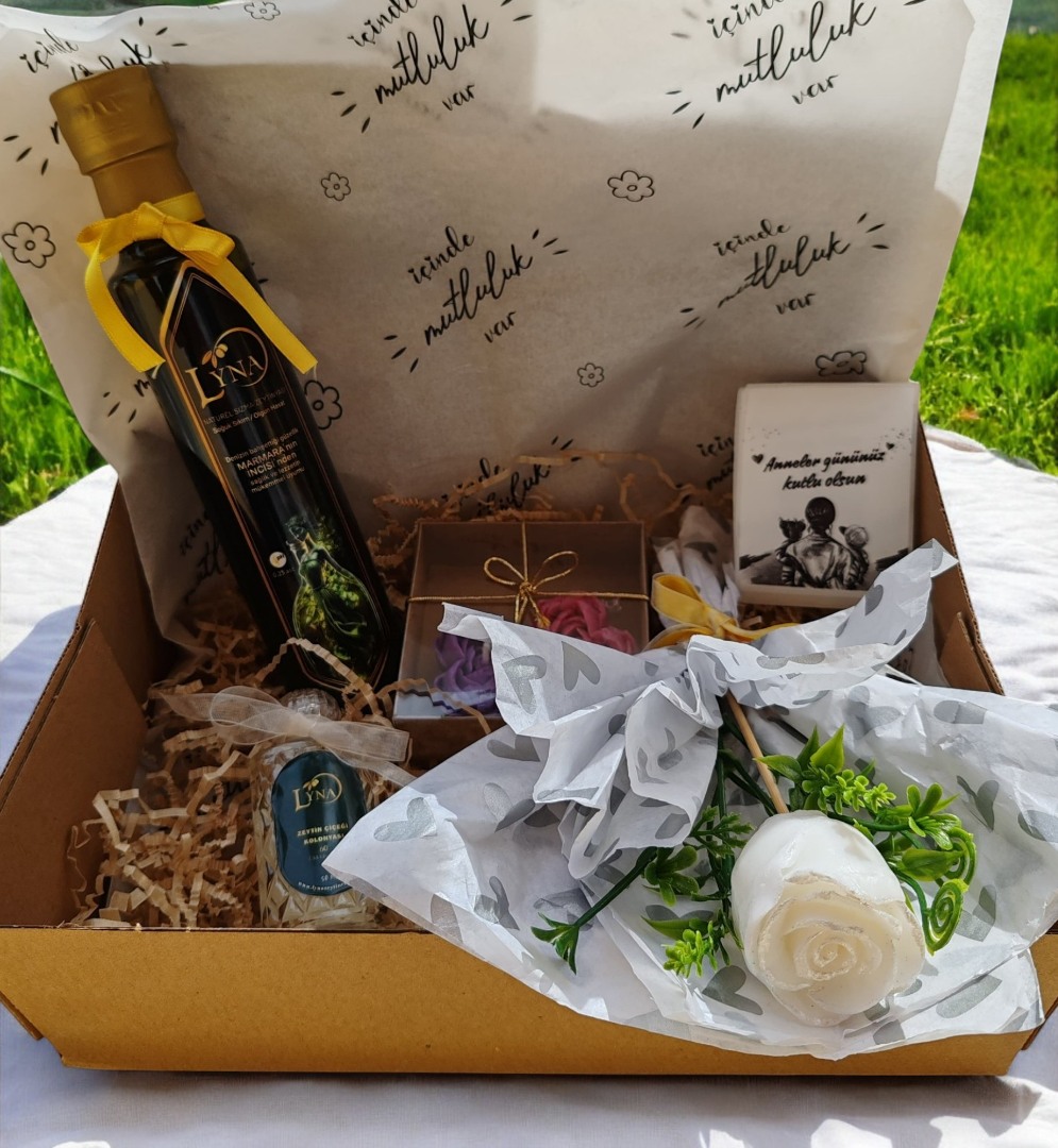 ANNELER GÜNÜNE ÖZEL SET- (KOLONYA-MUM- SABUN-ZEYTİNYAĞI)